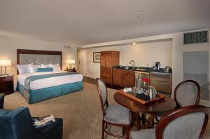 麥迪遜的住宿－厄齊沃特活動，酒店客房带一张床、一张桌子和椅子