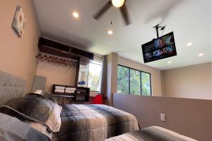 オリサバにあるLoft Sole Mioのベッドルーム1室(ベッド2台、天井テレビ付)