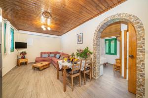 TV a/nebo společenská místnost v ubytování Paola Apartment Fiskardo