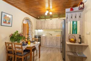 Kuchyň nebo kuchyňský kout v ubytování Paola Apartment Fiskardo + 15 fotografií