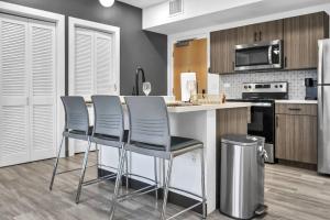 泽弗希尔斯The Well #203的厨房柜台旁有四把椅子