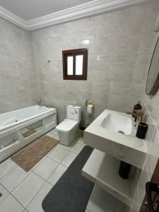 Bilik mandi di Learn Life Private Residence +22 gambar