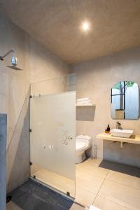 a bathroom with a shower and a toilet and a sink at Exclusivo Oasis con Alberca en el Centro Histórico in Mérida