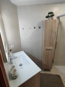 un baño con lavabo y ducha en Europlaya Atico, en Calpe 14 fotos más
