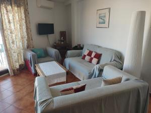 Una sala de estar con dos sofás y un televisor. en Europlaya Atico, en Calpe