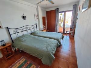 Un dormitorio con dos camas y una gran ventana. en Europlaya Atico, en Calpe