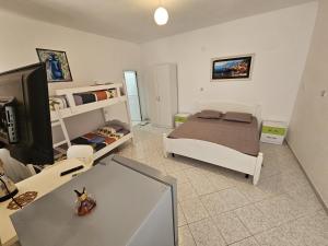 TV a/nebo společenská místnost v ubytování Aeria rooms Himare