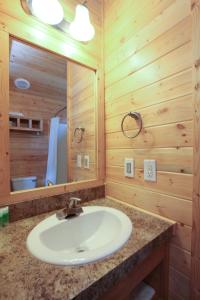 Gallery image of Lake Conroe Two-Bedroom Cabin 13 in Willis