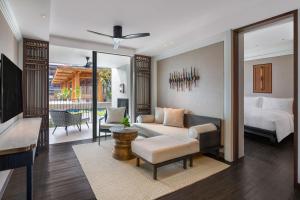 Postel nebo postele na pokoji v ubytování JW Marriott Khao Lak Resort Suites