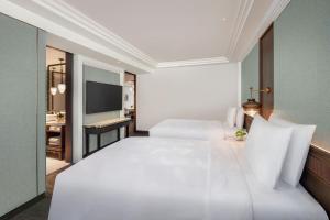 TV a/nebo společenská místnost v ubytování JW Marriott Khao Lak Resort Suites