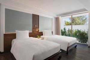 Postel nebo postele na pokoji v ubytování JW Marriott Khao Lak Resort Suites