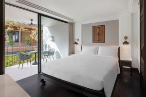 Postel nebo postele na pokoji v ubytování JW Marriott Khao Lak Resort Suites
