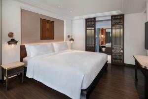 Postel nebo postele na pokoji v ubytování JW Marriott Khao Lak Resort Suites