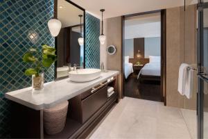 Postel nebo postele na pokoji v ubytování JW Marriott Khao Lak Resort Suites