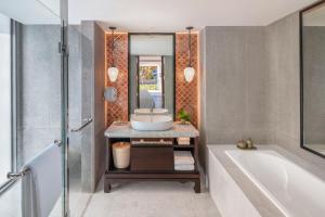 Koupelna v ubytování JW Marriott Khao Lak Resort Suites