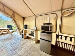 Η κουζίνα ή μικρή κουζίνα στο Glamping Tent #10 with Heat AC and Private Bath +10 φωτογραφίες