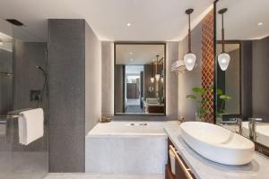 Koupelna v ubytování JW Marriott Khao Lak Resort Suites