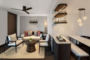 Posezení v ubytování JW Marriott Khao Lak Resort Suites