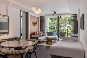 Posezení v ubytování JW Marriott Khao Lak Resort Suites