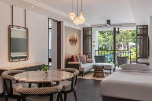 Postel nebo postele na pokoji v ubytování JW Marriott Khao Lak Resort Suites