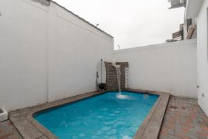 Bazén v ubytování Casa Amplia, Piscina privada, Vía Samborondón, parrilla nebo v jeho okolí