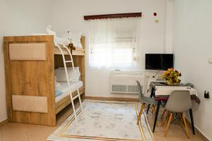 a small room with a desk and a bunk bed at Apartment Antigona in Gjirokastër