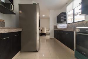 Kuchyň nebo kuchyňský kout v ubytování Casa Amplia, Piscina privada, Vía Samborondón, parrilla