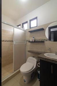 Koupelna v ubytování Casa Amplia, Piscina privada, Vía Samborondón, parrilla