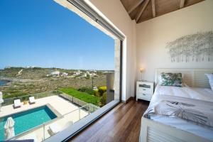 Ένα ή περισσότερα κρεβάτια σε δωμάτιο στο Villa Poseidon One - Sunset & Sea Front Villa +25 φωτογραφίες