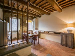 een keuken en eetkamer met een tafel en stoelen bij Casa Zeni in Cortona