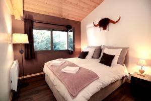 a bedroom with a large bed and a window at Superbe Appartement Deux Alpes Cosy et chaleureux 6 personnes in Les Deux Alpes