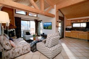 a living room with a couch and a table at Superbe Appartement Deux Alpes Cosy et chaleureux 6 personnes in Les Deux Alpes