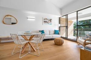 アレクサンドラ・ヘッドランドにあるLa Mer at Alex - easy walk to beachのソファとテーブルと椅子のあるリビングルーム