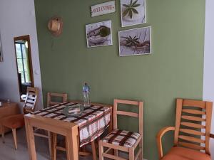a dining room with a table and chairs at Nature House in Palmela