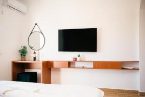 Μια τηλεόραση ή/και κέντρο ψυχαγωγίας στο Hotel Ariana Lux