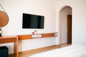 Μια τηλεόραση ή/και κέντρο ψυχαγωγίας στο Hotel Ariana Lux