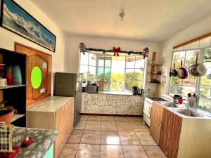 une cuisine avec une grande fenêtre et un comptoir dans l'établissement Samay Hostel, à Juayúa