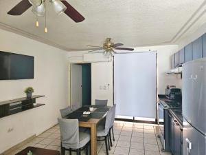 a kitchen with a dining table and a ceiling fan at Flor del desierto in La Paz