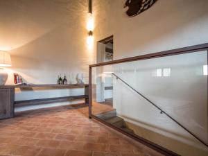 Cette chambre est dotée d'une paroi en verre avec un comptoir et une table. dans l'établissement Casa Zeni, à Cortone