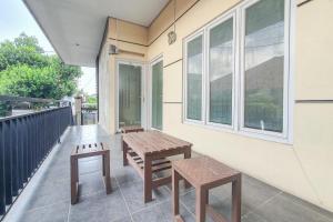 Μπαλκόνι ή βεράντα στο RedDoorz Syariah near Universitas Muhammadiyah Cirebon