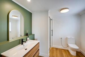 Taradale Town DistrictCabbage Tree Corner的带水槽、镜子和马桶的浴室