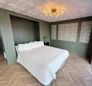 Postel nebo postele na pokoji v ubytování The Florentine Waterfront Hotel