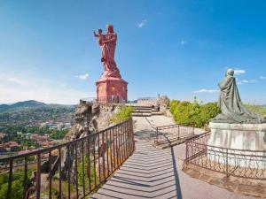 ブラヴォジーにあるCharmante maisonnette à Blavozy, proche du Puy-en-Velay, avec terrasse privative, WiFi, et parking - FR-1-582-57の山頂の像へと続く階段 +7枚の写真