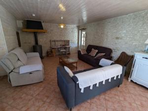 un soggiorno con divani, divano e tavolo di Grande maison près de Paris, jardin, pour 12 pers. - FR-1-590-441 a Yèvre-la-Ville