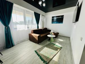 a living room with a couch and a table at MiMar Apartment in Năvodari