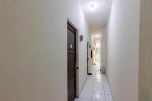 Φωτογραφία από το άλμπουμ του RedDoorz near Esa Unggul University Jakarta Campus στην Τζακάρτα