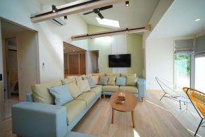TV a/nebo společenská místnost v ubytování Izumigo AMBIENT Yatsugatake Cottage