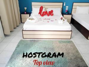 A bed or beds in a room at Hostgram Top View