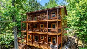 ein Baumhaus mitten im Wald in der Unterkunft Pinot Splash in Gatlinburg