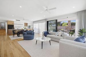 Χώρος καθιστικού στο Coastmere at Rye - Luxury Poolside Retreat